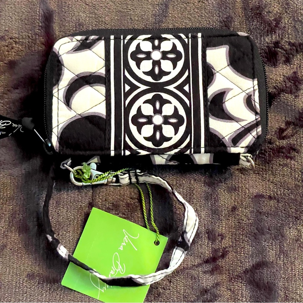 Vera Bradley NWT Carry It All Wristlet Black/White